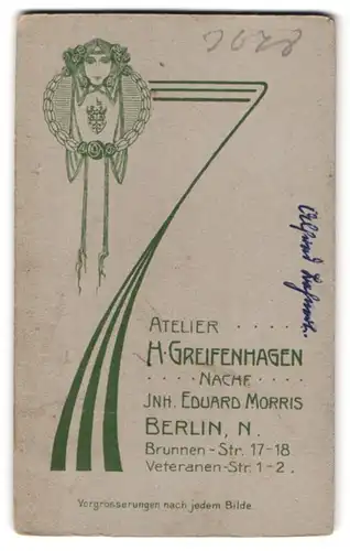 Fotografie H. Greifenhagen, Berlin, Fraukopf mit Blütenkranz im Haar und Lorbeerkranz, Jugendstil