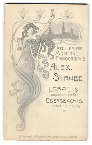 Fotografie Alex. Strube, Löbau i/S., Mädchen im langen Gewand mit Blüten im Haar, Blumenranke, Jugendstil