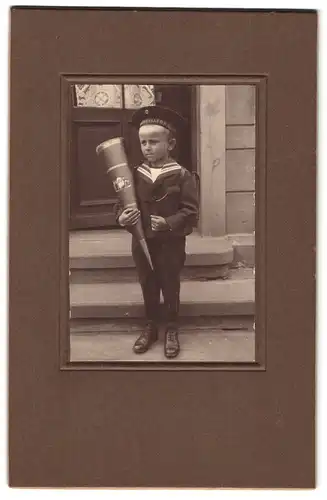 Fotografie Portrait Junge mit Mütze Mützenband Hohenzollern, Zuckertüte bei der Einschulung