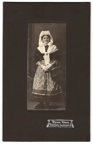 Fotografie Reinh. Hahn, Viersen, Casinostr. 3, Portrait Frau im Faschings Kostüm mit Gemme und Weidenkorb