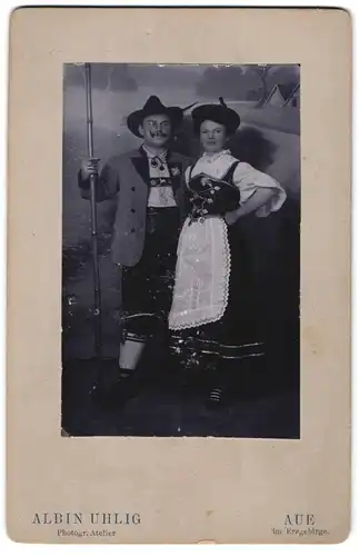 Fotografie Albin Uhlig, Aue im Erzgebirge, Paar in Tracht zum Fasching posiert für Foto