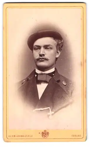 Fotografie Herm. Schwegerle, Coburg, Badegasse 1, Portrait junger Mann als Dandee mit Melone im Anzug und Fliege