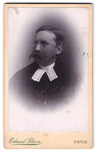 Fotografie Eduard Glaser, Eisfeld, Portrait Geistlicher mit Brille