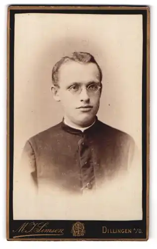 Fotografie M. Simson, Dillingen a/D., Portrait junger Pastor mit Brille