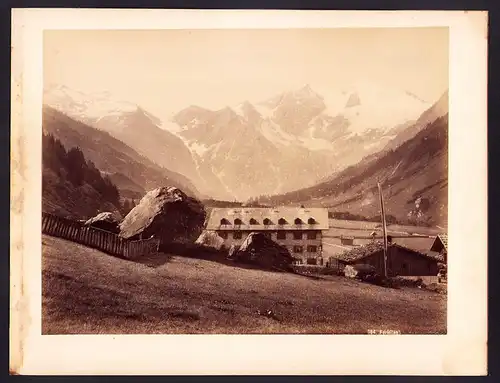 Fotografie Ansicht Ferleiten, Wohnhaus im Ort mit Alpenpanorama, Grossformat 26 x 20cm