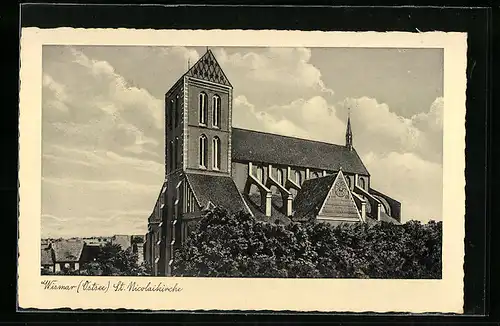 AK Wismar (Ostsee), St. Nicolaikirche mit Häusern