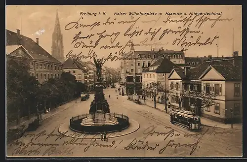 AK Freiburg i. B., Kaiser Wilhelmsplatz mit Kaserne und Kriegerdenkmal, Strassenbahn