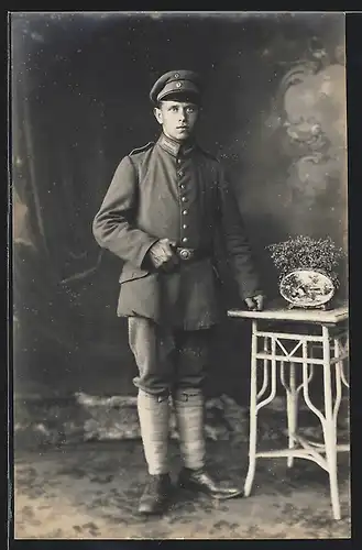 Foto-AK Soldat in Feldgrau Garde Uniform mit Wickelgamaschen