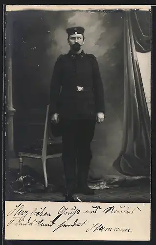 Foto-AK Soldat Hermann in Uniform Rgt. 42 mit Krätzchen im Atelier in Feindesland