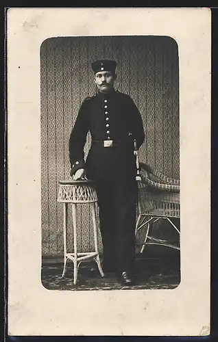 Foto-AK Soldat in Uniform mit Bajonett und Portepee, Krätzchen