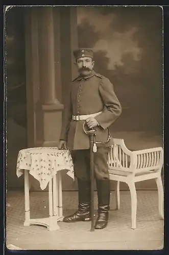 Foto-AK Soldat Rudolf in Feldgrau Uniform Rgt. 16 mit Säbel Portepee und Krätzchen