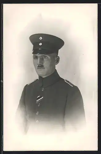 Foto-AK Leutnant in Uniform mit eingesteckten Ordensband