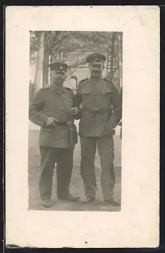 Foto-AK Uffz. in Feldgrau Uniform nebst Kameraden