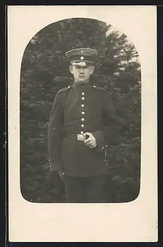 Foto-AK Soldat in Uniform Rgt. 28 mit Bajonett