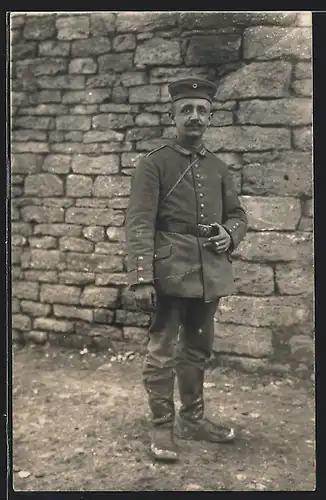 Foto-AK Soldat in Feldgrau Garde Uniform mit Krätzchen