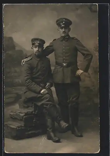 Foto-AK zwei Soldaten in Feldgrau Uniform mit Schirmmütze