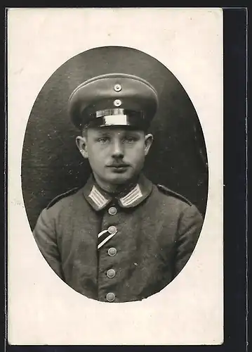 Foto-AK junger Soldat Wilhelm in Garde Feldgrau Uniform mit eingestecktem Ordensband