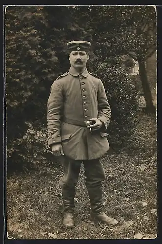 Foto-AK Soldat Joseph in Feldgrau Uniform mit Krätzchen, Rückseite beschrieben mit Parole Paris