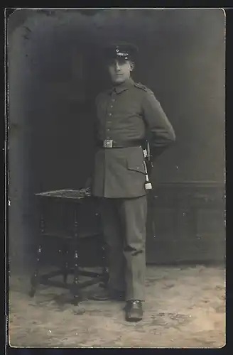 Foto-AK Soldat in Feldgrau Uniform Rgt. 20 mit Bajonett und Portepee