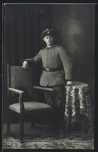 Foto-AK junger Soldat in Feldgrau Uniform Schulterstück