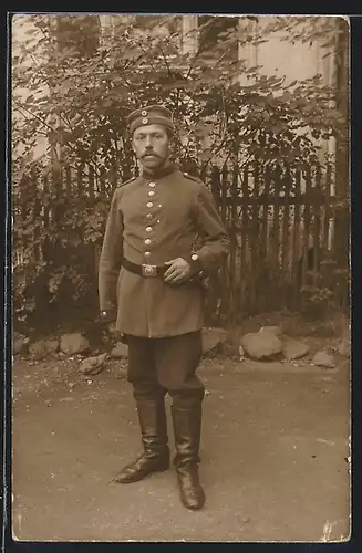 Foto-AK Soldat in Uniform mit Krätzchen und Mustasch