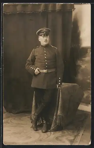 Foto-AK Soldat in Uniform mit Ledergamaschen