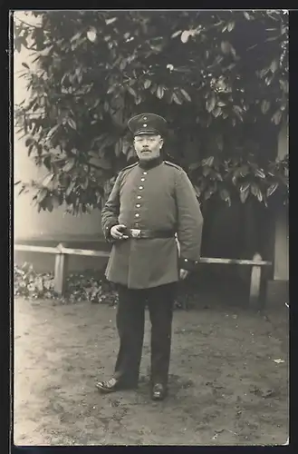 Foto-AK älterer Soldat in Uniform mit Schirmmütze