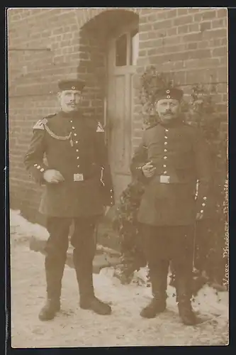 Foto-AK Soldat in Uniform und Militärmusiker in Uniform mit Bajonett und Schützenschnur in Altengrabow 1915