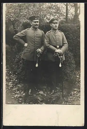 Foto-AK zwei Uffz. in Uniform Rgt. 39 mit Säbel, eingestecktes Ordensband