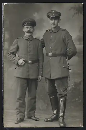 Foto-AK zwei Soldaten in Feldgrau Uniform mit Bajonett und Portepee, Ledergamaschen