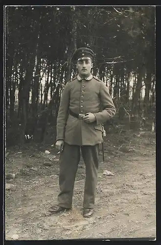 Foto-AK Soldat in Garde Uniform mit Bajonett und Portepee