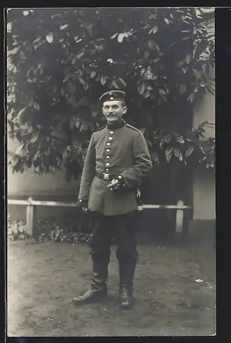 Foto-AK Soldat in Uniform mit Bajonett und Portepee, Krätzchen