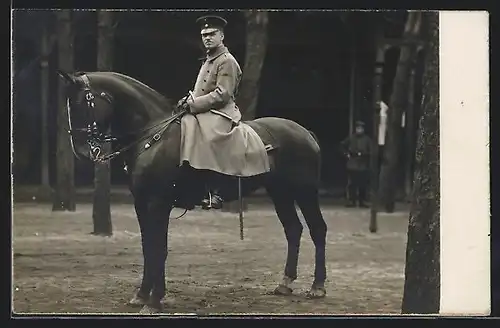 Foto-AK Leipzig, Kompanieführer Hauptmann Weilhof der 5. Comp. Landst. Inf.-Batl. XIX / 3 zu Pferde, Kasernenhof, 1917