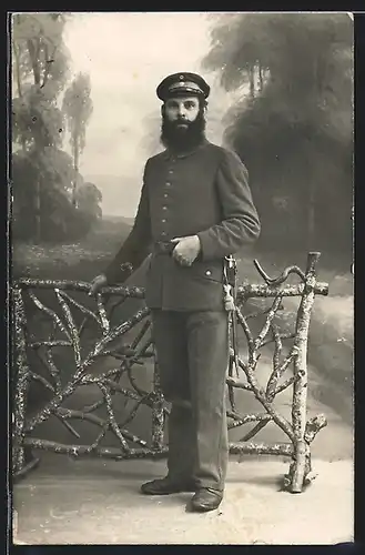 Foto-AK Soldat Luis Beger in Uniform mit Landsturm Bajonett und Vollbart