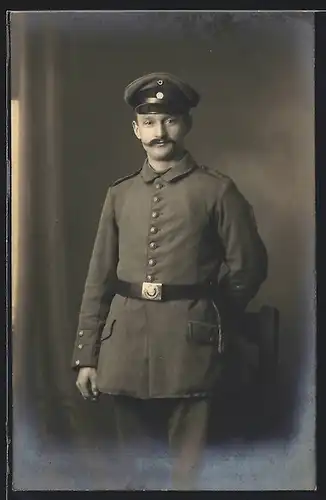 Foto-AK Soldat in Feldgrau Uniform Rgt. 5 mit Mustasch