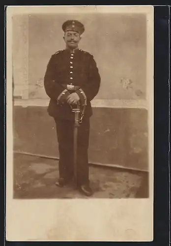 Foto-AK Uffz. in Uniform mit Säbel