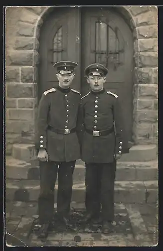 Foto-AK zwei Soldaten in Uniform Rgt. 10