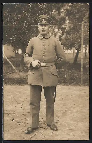 Foto-AK Soldat in Feldgrau Uniform mit Bajonett
