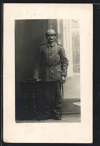 Foto-AK Soldat Sebastian Wendel in Feldgrau Uniform 18. Bay. Inf.-Rgt. 1 Ers. Batl. 5, Pickelhaube Tarnbezug
