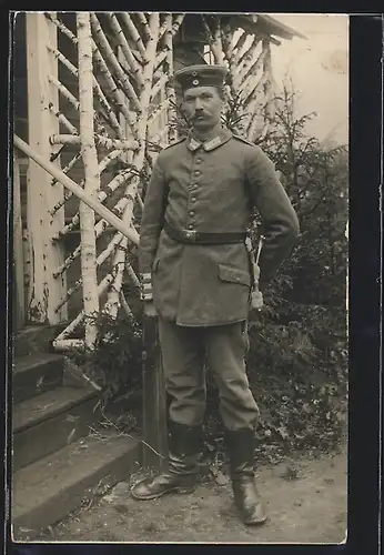 Foto-AK Soldat Robert in Feldgrau Garde Uniform mit Bajonett und Portepee, Krätzchen, 1916