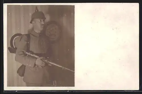 Foto-AK Soldat in Feldgrau Uniform mit Pickelhaube Tarnbezug und Karabiner