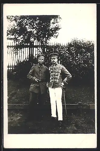 Foto-AK Husar in Uniform und Soldat in Feldgrau Uniform Rgt. 2