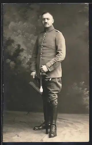 Foto-AK Leutnant Dr. Rudolf in Uniform Ersatz Bataillon 2, mit Säbel und Ledergamaschen