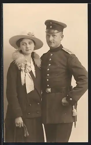 Foto-AK Soldat in Uniform Rgt. 3 nebst seiner Frau, Kriegsausmarsch