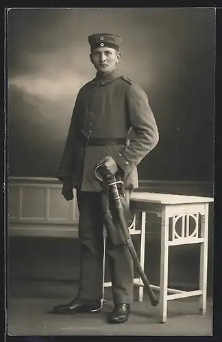 Foto-AK Soldat Walter Grothe in Feldgrau Uniform Rgt. 12 mit Säbel und Krätzchen