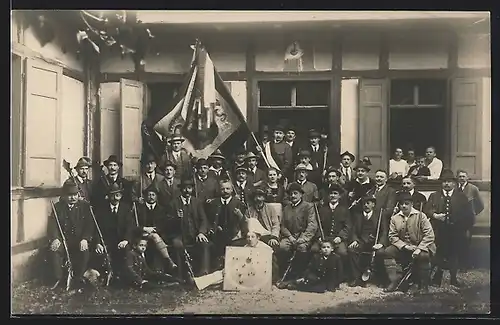 AK Hallein, Mitglieder des Schützenvereins mit Fahne