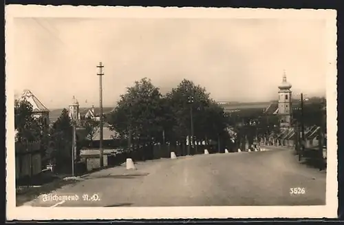 AK Fischamend, Strassenpartie mit Blick zur Kirche