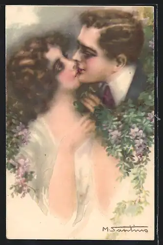 Künstler-AK M. Santino: Liebespaar beim Küssen zwischen Blumen