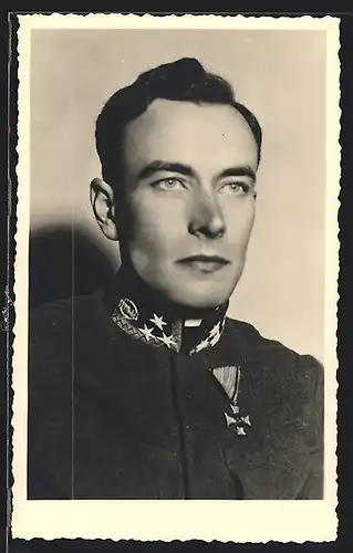 Foto-AK Österreichischer Soldat in Uniform mit Orden