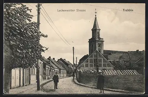 AK Trebbin, Luckenwalder Strasse mit Kirche
